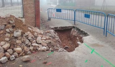 El entronque de la conducción de agua potable a la nueva red de distribución en el casco urbano de Argamasilla de Calatrava se realiza estos días