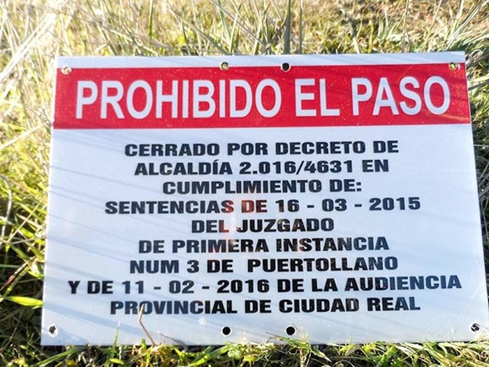 Cartel colocado en la alambrada que impide el paso a la vía verde de Puertollano