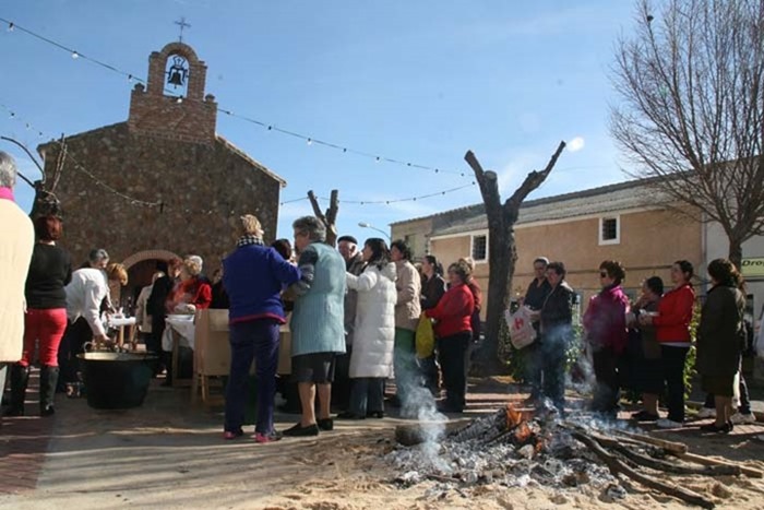 Foto de Archivo de un momento del reparto del voto de los santitos