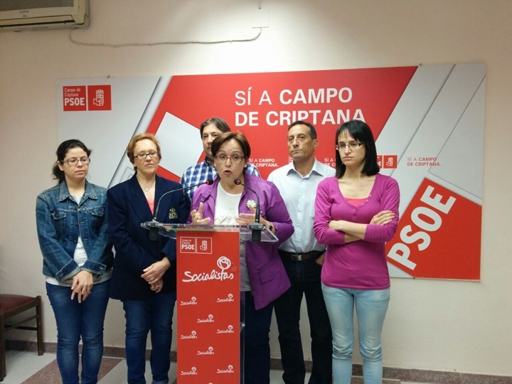 IMAGEN PSOE CAMPO CRIPTANA CON SU PORTAVOZ CARMEN TERESA OLMEDO