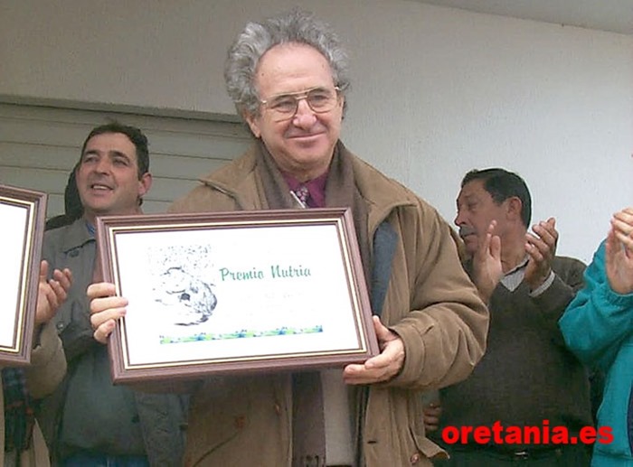 Nicolás del Hierro recogiendo el premio Nutria de El Robledo en el año 2001