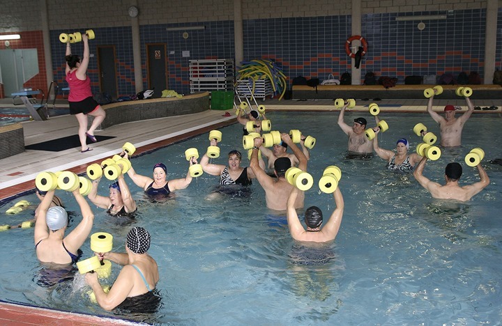 Participantes en la actividad de hidrogimnasia, este pasado sábado en el interior de la piscina