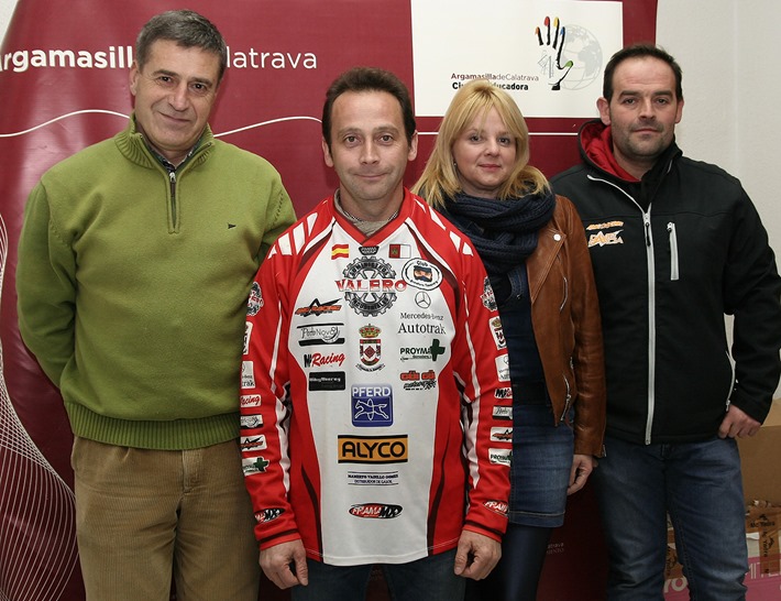 Valero, entre su esposa y el concejal de Deportes y junto a su mecánico de confianza