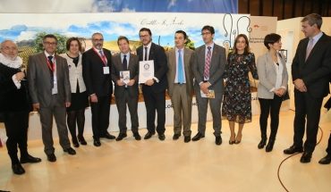 El presidente de Castilla-La Mancha entrega al Ayuntamiento de Villanueva de los Infantes el certificado del récord Guinness por el Pisto Más grande del Mundo