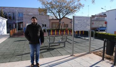 La remodelación integral de la Plaza de San Juan de Valdepeñas incorpora un parque de recreo intergeneracional