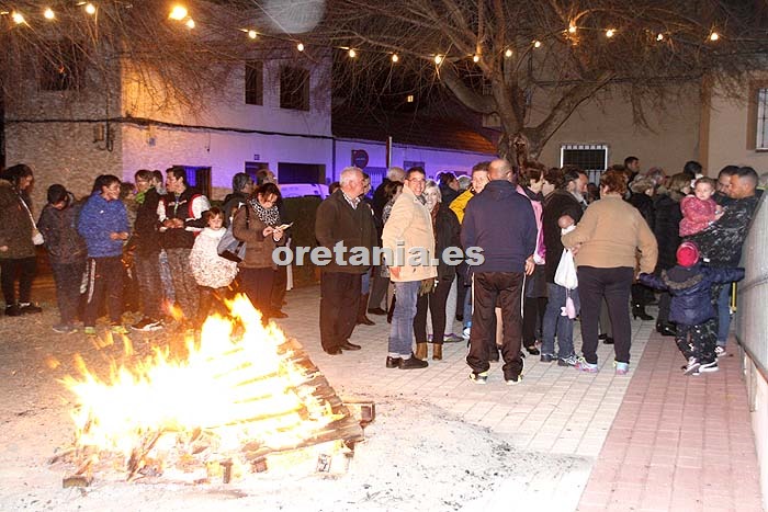 Al calor de la lumbre en la celebración de San Blas en Argamasilla de Calatrava