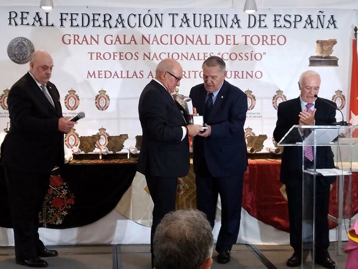 Carmelo García, en el momento de recibir la Medalla al Mérito Taurino