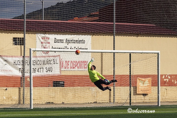 Espectacular balón al larguero_FOTO VH Serrano