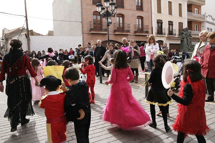 Gran expectaci&oacute;n durante el pasacalles urbano