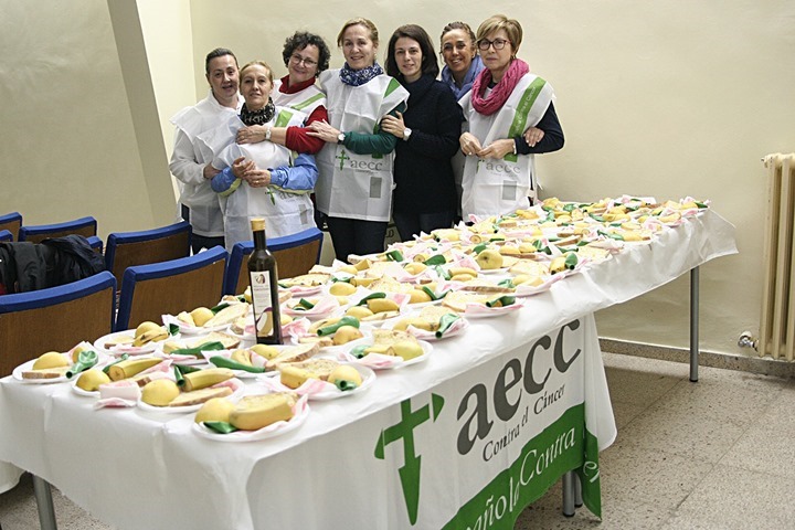 Grupo de voluntarias de la AECC de Almodóvar, junto a la psicooncólga Velascoín, junto a los desayunos saludables