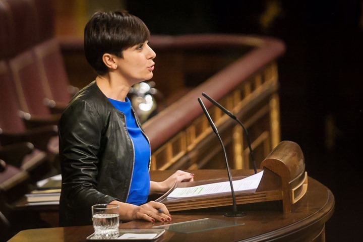 IMAGEN DE ISABEL RODRIGUEZ DURANTE LA DEFENSA DE LA PNL