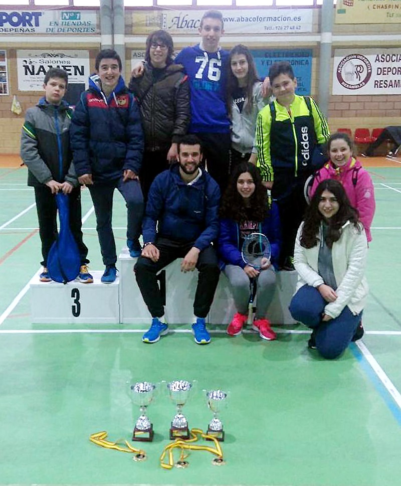 Integrantes de la Escuela Municipal de Bádminton aldeana