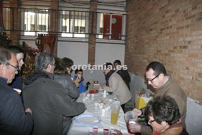 Miembros de la hermandad de San Blas repartieron viandas, refrescos y limonada entre los vecinos de Argamasilla de Calatrava