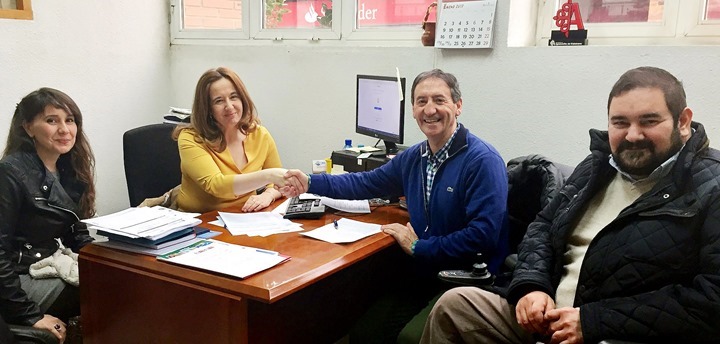 Monroy y Salgado se saludan al firmar el convenio, en presencia de Abad y Gij&oacute;n