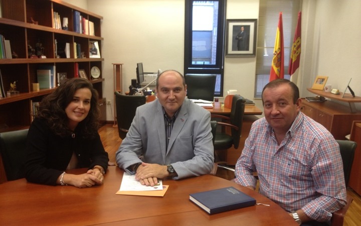 PSOE CALZADA_ REUNION CON DIRECTOR PROVINCIAL SANIDAD