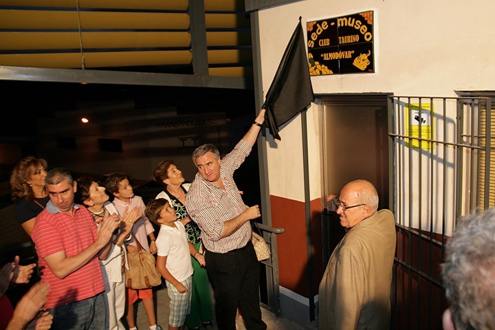 Presidente del Club y alcalde de Almodóvar, inaugurando en 2013 la sede-museo de la entidad taurina (1)
