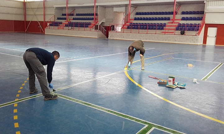 Trabajos para marcar las nuevas pistas de bádminton