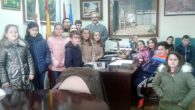 Escolares de quinto de Primaria visitan las instalaciones de Radio Castillo de Calatrava y recorren el resto de dependencias consistoriales de Aldea del Rey