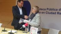 La Biblioteca de Ciudad Real entrega más de 700 euros a Cruz Roja como donativo de su venta de libros solidaria