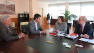 La consejera de Economía, Empresas y Empleo conoce los nuevos proyectos del diseñador toledano Alejandro de Miguel