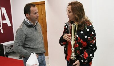 Valero lleva la copa de campeón 2017 del Intercontinental Rally a la alcaldesa de Argamasilla de Calatrava, Jacinta Monroy, que le pone como ejemplo de “esfuerzo y superación”