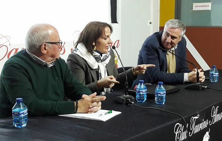 Carmelo García, Macarena Gallego y José Lozano, en un momento de la charla