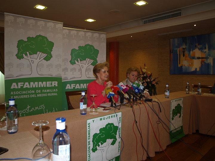 Carmen Quintanilla presentando el Save Event