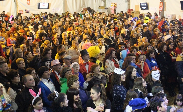 Carpa repleta de gente