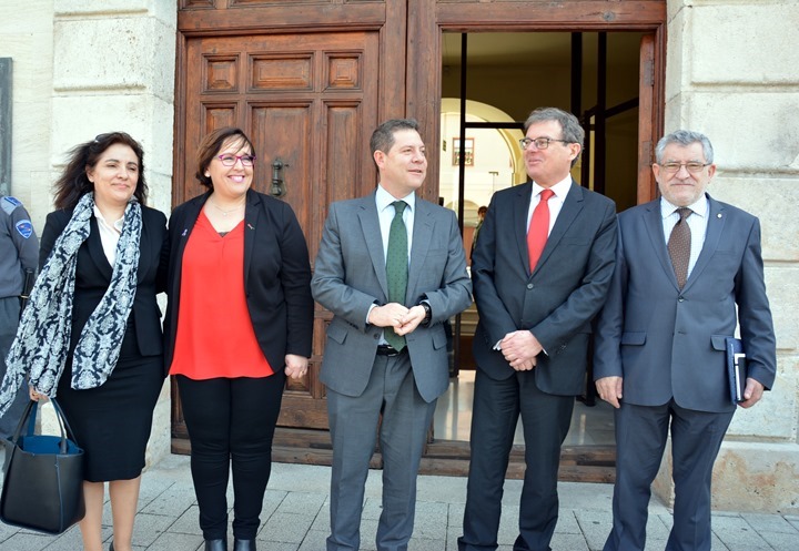 Collado y Page, ante la puerta del Rectorado