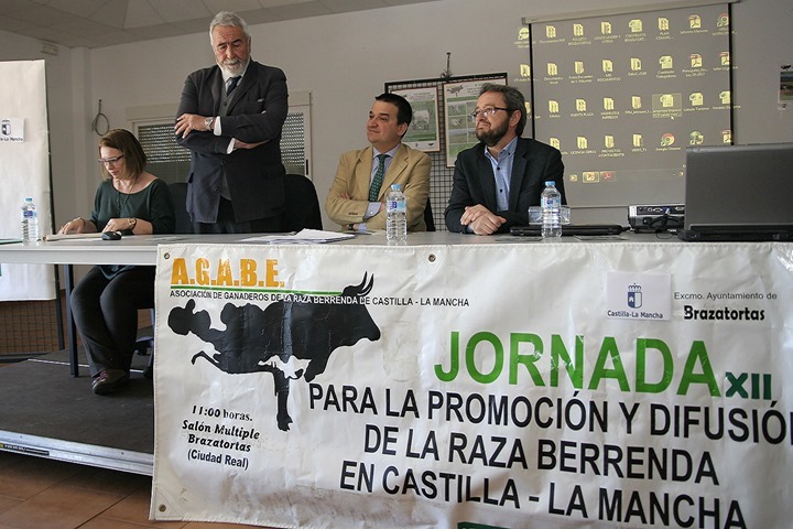 En pie, De la Serna se dirige al consejero y al alcalde de Brazatortas durante la clausura