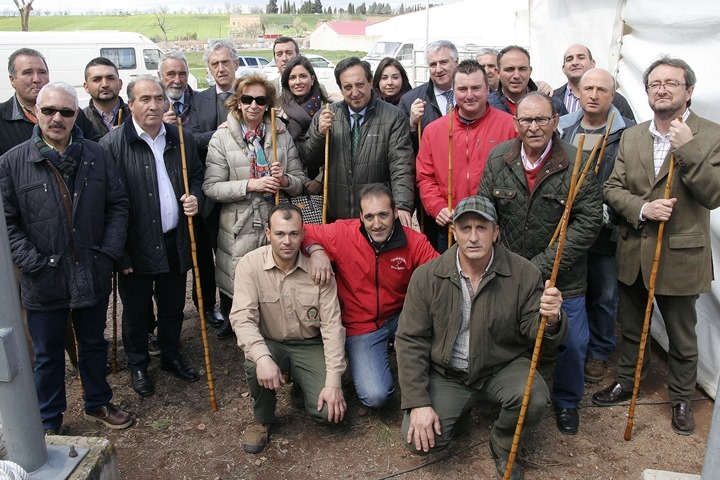 Ganaderos y otros colaboradores, junto a las autoridades con los cayados de recuerdo