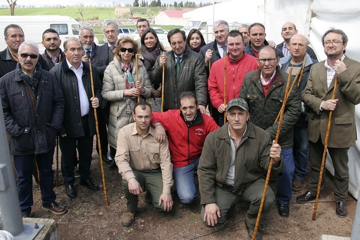 Ganaderos y otros colaboradores, junto a las autoridades con los cayados de recuerdo