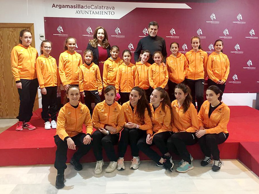 La alcaldesa y el concejal de Deportes, junto a las integrantes de 'El Zodiaco'