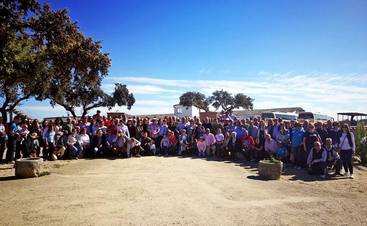 Los aficionados almodovareños, posando en una de las fincas de Victorino visitadas