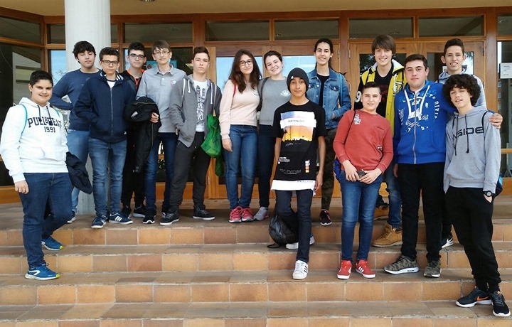 Los jóvenes estudiantes, a las puertas de la Escuela Superior de Informática