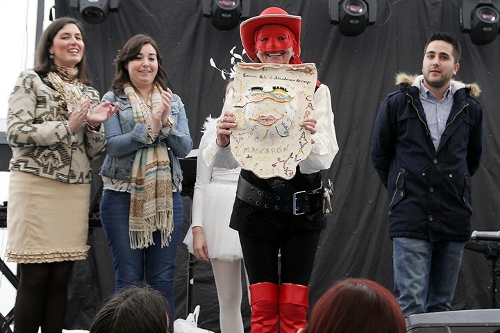 Maribel Garrido Sastre muestra, orgullosa, el título 'Máscarón del Carnaval 2017'