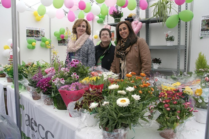 Paloma Ramírez, primera por la derecha, junto a otras voluntarias en el stand de la AECC almodovareña