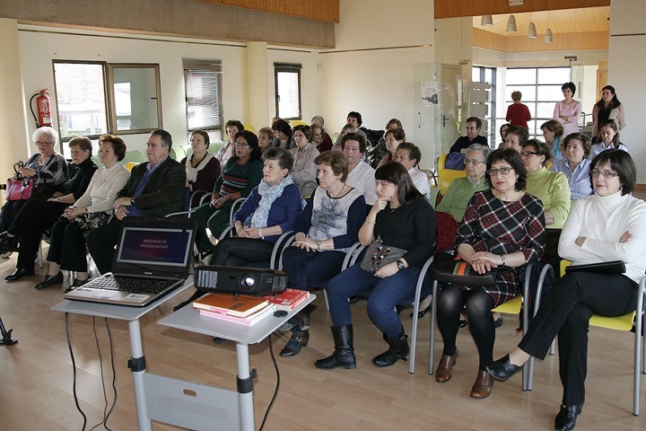 Público asistente al acto celebrado en el edificio de Servicios Sociales y Centro de la Mujer