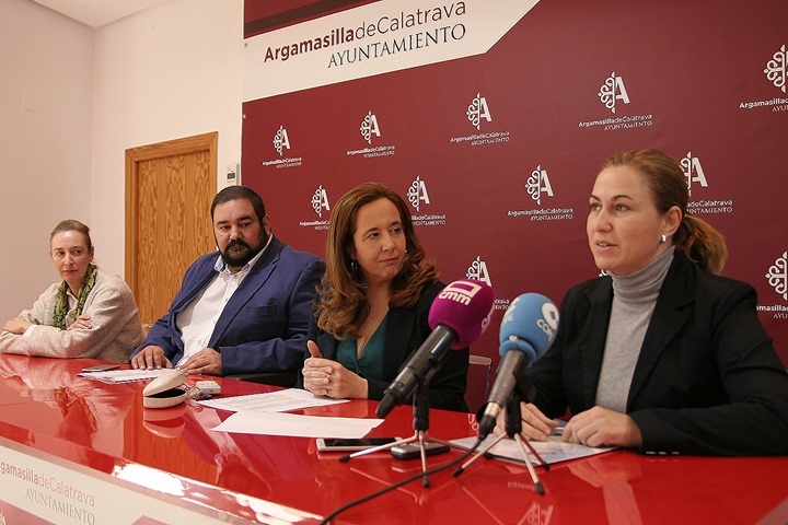 Pilar Caballer, en primer término, explicando los pormenores de la plataforma