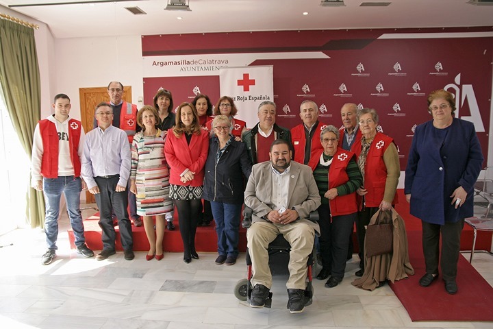 Responsables municipales y de la organización, junto a algunos socios y voluntarios