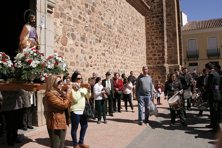 Saliendo del templo parroquial, al término de la eucaristía dominical de mediodía