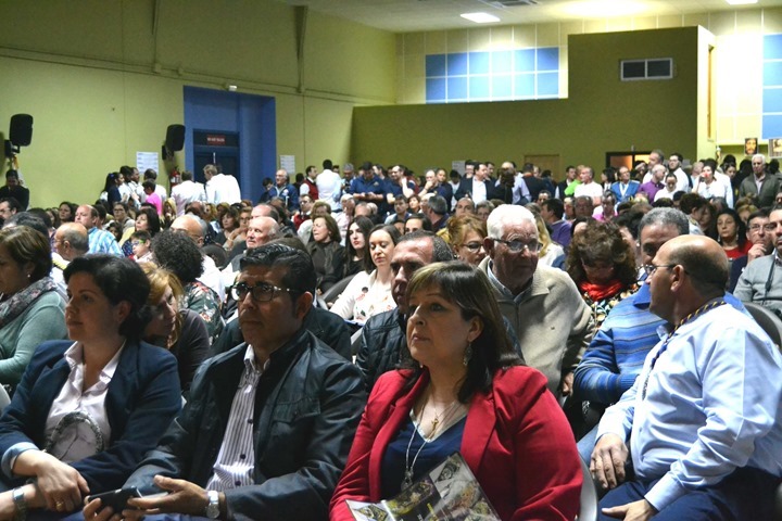 Villarrubia_Certamen_CCTT_2_alcaldesa_y_concejal_con_publico