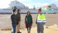La alcaldesa de Mibuelturra visita las obras del campo de deportes de arena Rivas Moreno