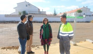La alcaldesa de Mibuelturra visita las obras del campo de deportes de arena Rivas Moreno