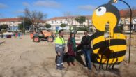 La alcaldesa de Miguelturra, Victoria Sobrino, visita las obras de remodelación de la zona de juegos infantiles del parque Rivas Moreno