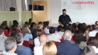 Un centenar de profesionales de la educación y miembros de las AMPAS del Campo de Montiel aprenden sobre neurodidáctica con Chema Lázaro