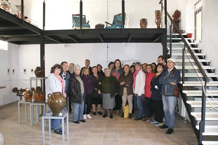 0 Autoridades, alfareros y visitantes a la exposición de Aurelio Bail en el Centro Alfarero La Estación