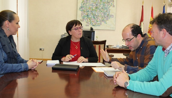 Carmen Olmedo con alcalde de Arenales de San Gregorio 1