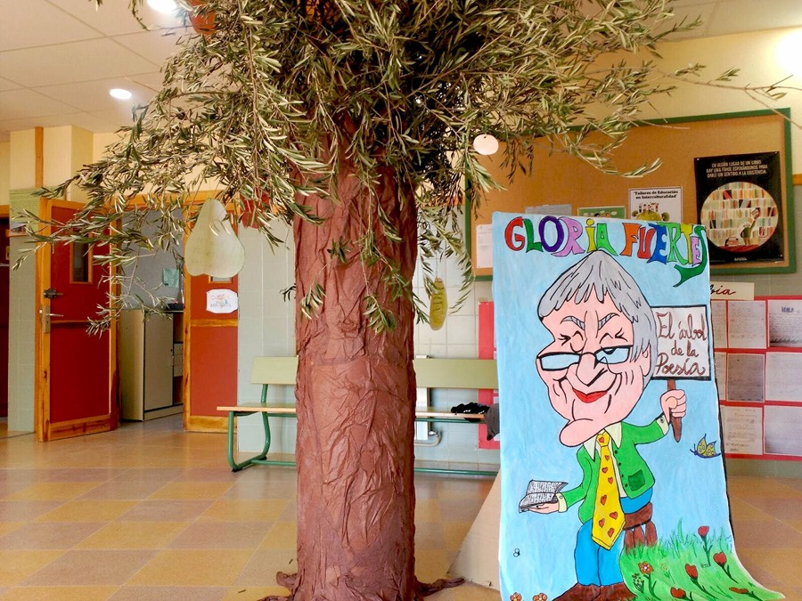 Este '&aacute;rbol de la poes&iacute;a' preside esta semana dedicada a Gloria Fuertes