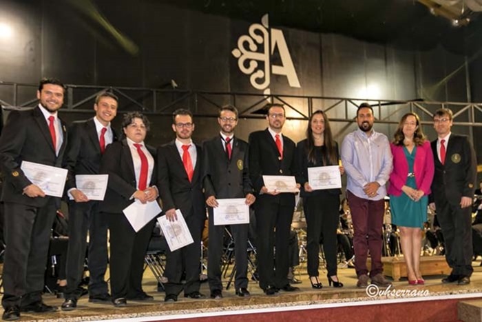 Foto de familia de autoridades y participantes en el I Curso de Direcci&oacute;n de Bandas